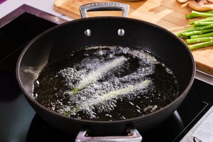 Freír los espárragos en tempura en abundante aceite caliente