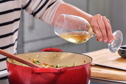 Regar las verduras con el vino