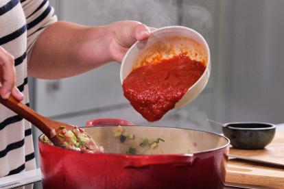 Añadir la salsa de tomate y cocinar todo junto