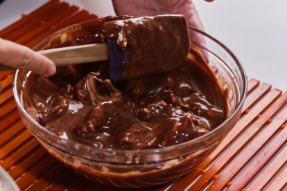 Mezclar con movimientos envolventes la nata con la crema de chocolate