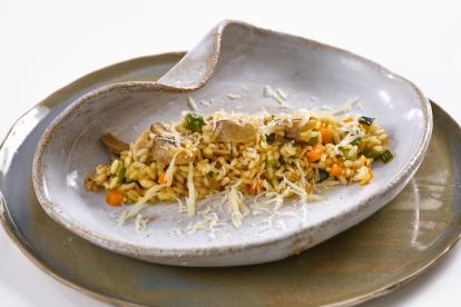 Presentación de arroz con verduras.