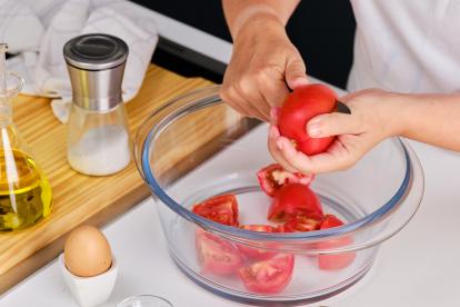 Sobre el bol en el que se va a mezclar el salmorejo, partir los tomates en cuartos.