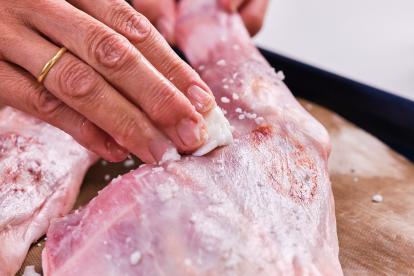 Untar las paletillas con manteca de cerdo