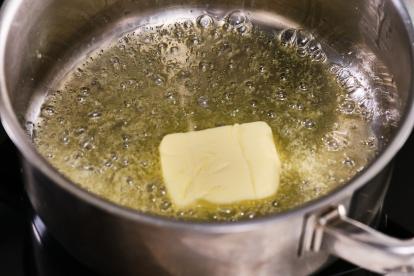 Calentar el aceite y la mantequilla juntos