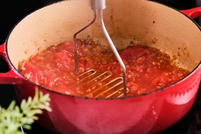 Aplastar un poco el tomate para que vaya teniendo textura de salsa