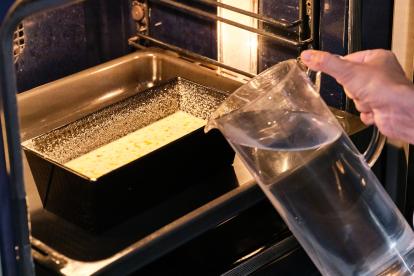 Añadir agua a la bandeja del horno