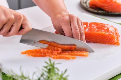 Picar el salmón con cuchillo