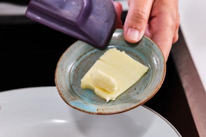 Derretir mantequilla en una sartén