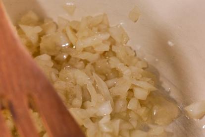 Sofreír la cebolla muy picada en aceite y mantequilla