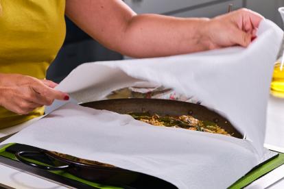 Cubrir la paella para el reposo con papel de cocina