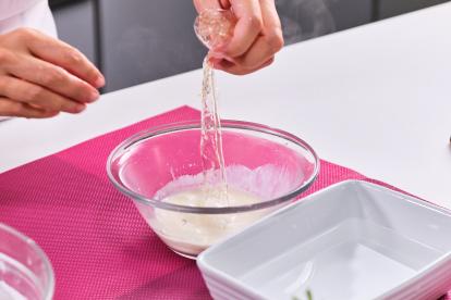 Derretir la gelatina en un poco de nata caliente
