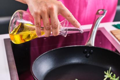 Agregar aceite a una sartén y calentar.