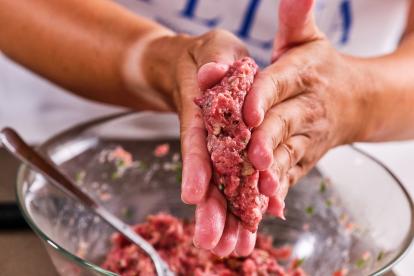 Coger una porción de carne y dar forma de filete compactando un poco con la ayuda de las manos