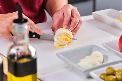 Cortar los ingredientes: lo primero el huevo duro