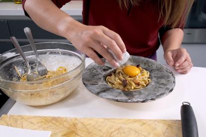 Colocar encima de la pasta una yema de huevo