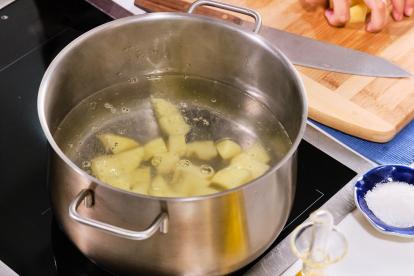 Poner las patatas cortadas a hervir
