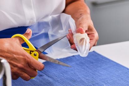 Preparar la manga desechable cortando la punta