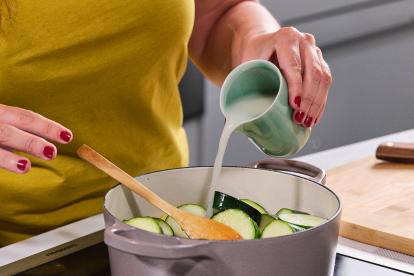 Añadir el caldo o agua a las verduras hasta casi cubrirlas