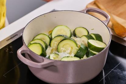 Añadir el caldo hasta cubrir las verduras a ras