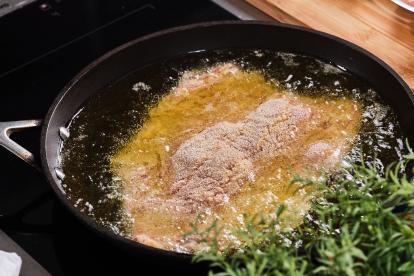 Freír el filete en una sartén con mucho aceite bien caliente