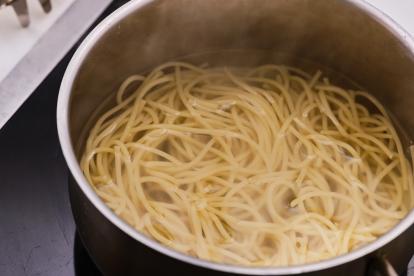 Cocer los espaguetis en abundante agua