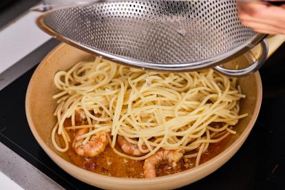 Añadir los espaguetis a la sartén