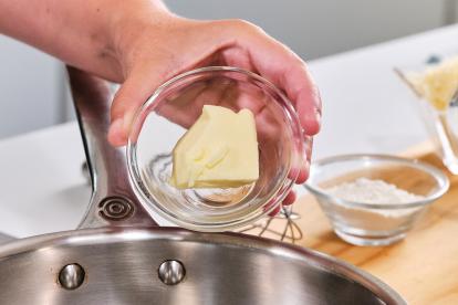 Derretir la mantequilla en una cazuela