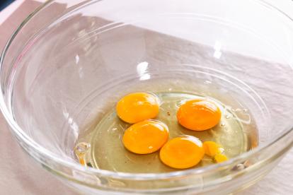 Cascar los huevos en un bol amplio