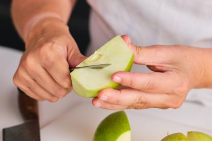 Cortar la manzana en cuartos, retirar las semillas del centro y pelar.
