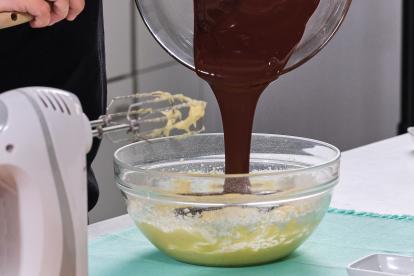 Añadir el chocolate derretido al bol