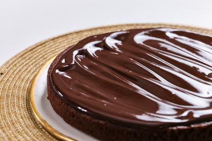 Una tarta de chocolate con cobertura para morir del gusto