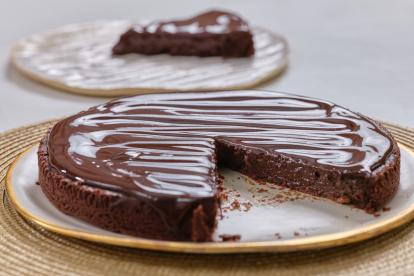 Presentación de la tarta de chocolate con cobertura.