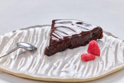 Presentación de la tarta de chocolate con cobertura.