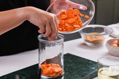 Colocar la zanahoria picada y pelada en el vaso de una batidora