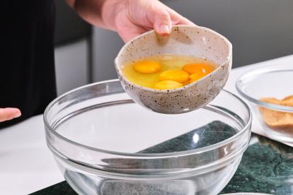 Volcar los huevos en un bol grande
