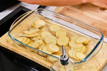 Disponer las patatas en la bandeja de horno