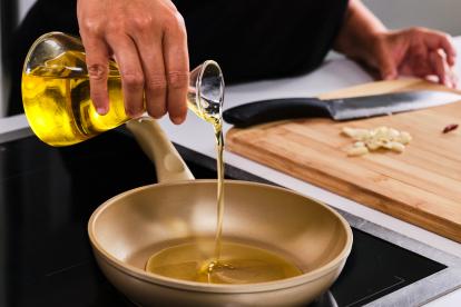 Calentar una sartén con aceite de oliva