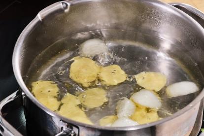Hervir las patatas y cebolla en agua