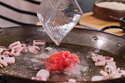 Añadir el tomate rallado al calamar