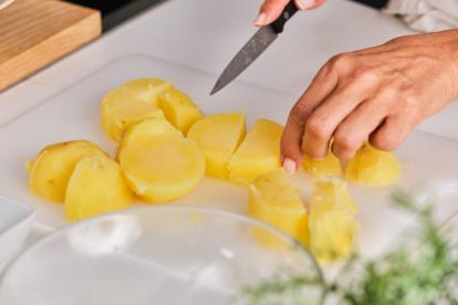 Cortar las patatas cocidas y peladas