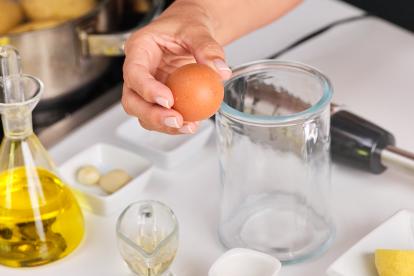 Cascar e huevo en el vaso de la batidora