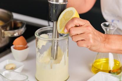 Exprimir unas gotas de limón al vaso de la mayonesa y sazonar