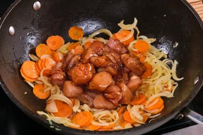 Disponer el pollo en el centro del wok y dejar que se tueste