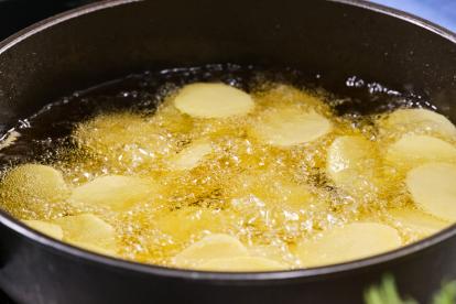 Freír las patatas en abundante aceite