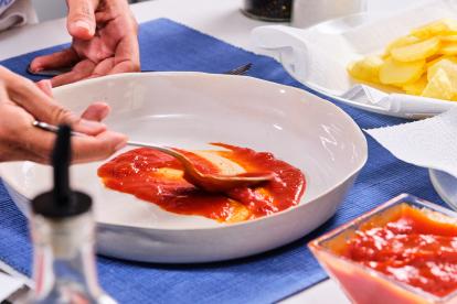 Preparar la bandeja para el horno con salsa de tomate