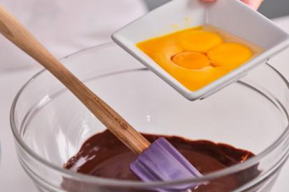 Incorporar las yemas al chocolate fundido y mezclar con espátula.
