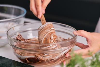 Incorporar a la mezcla de chocolate el merengue, con movimientos envolventes para que no se baje y quede más esponjoso