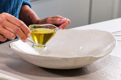 Añadir el aceite de oliva a un bol para empezar con el aliño