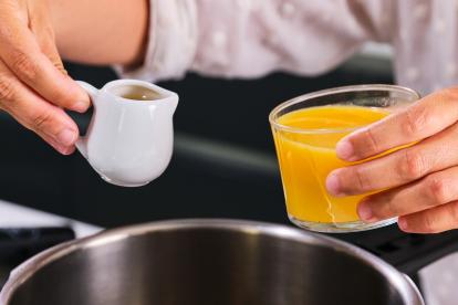 Verter el zumo de naranja y limón en la olla vacía
