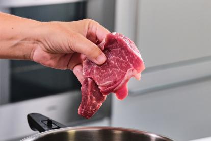 Meter la carne en la olla en trozos